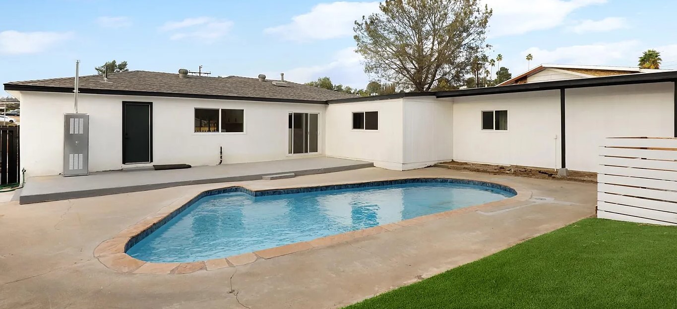 Student accommodation with pool near Gillespie Field